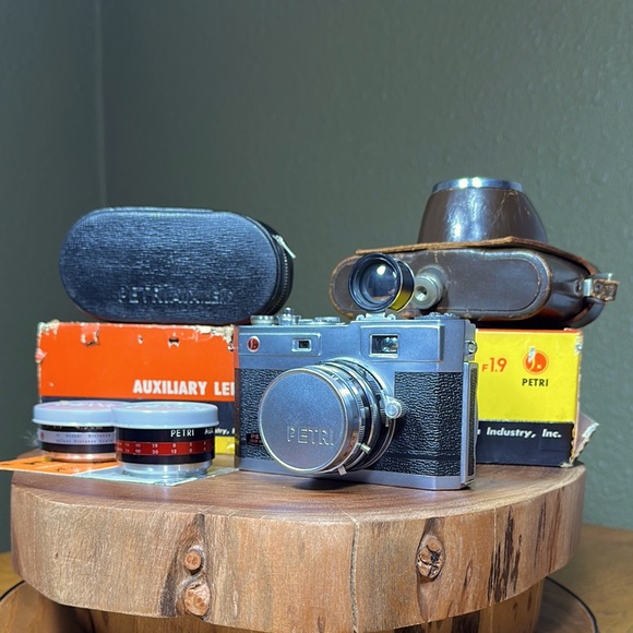 Petri Other - PETRI 1.9 Color Corrected Super Camera w/ Aux Lens Set & Original Case - Working